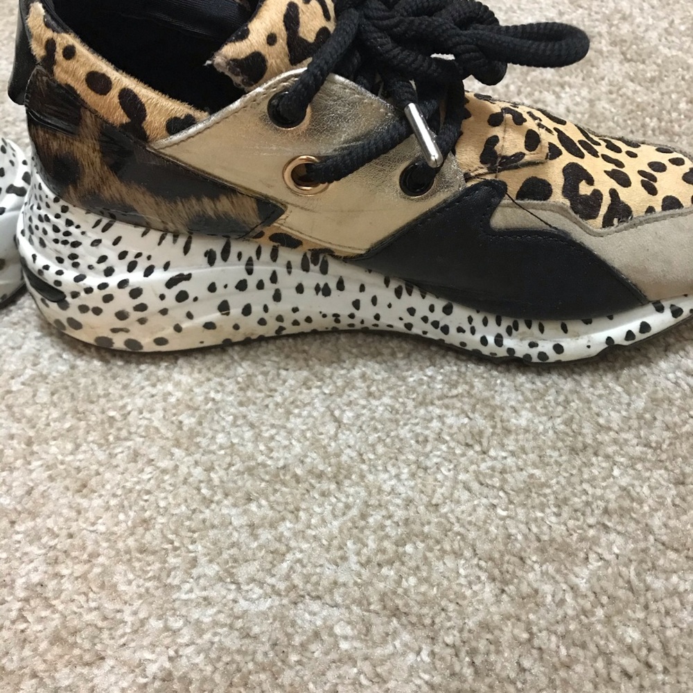 Steve Madden tennis shoes. Size 7. Barley worn
